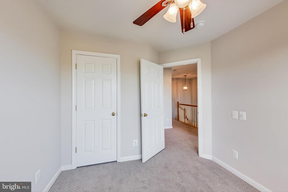 Empty room, Interior, Pendant Lights