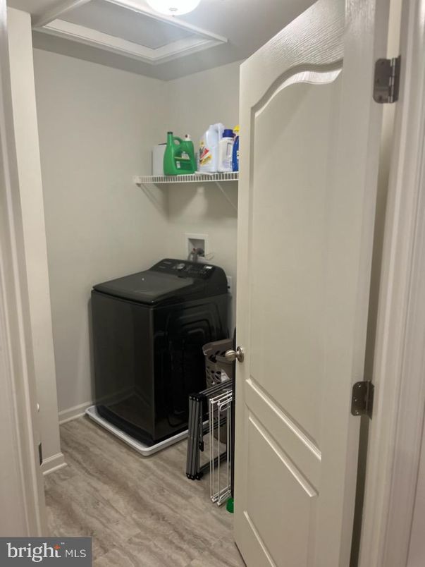 Interior, Washer, Wood Texture Flooring