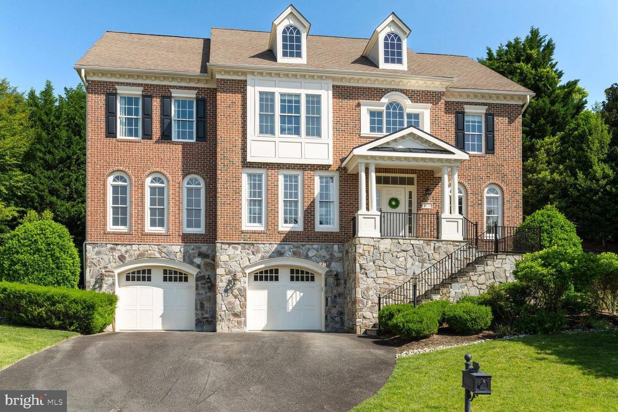 Attached, Exterior, Facade, Brick Facade, Georgian