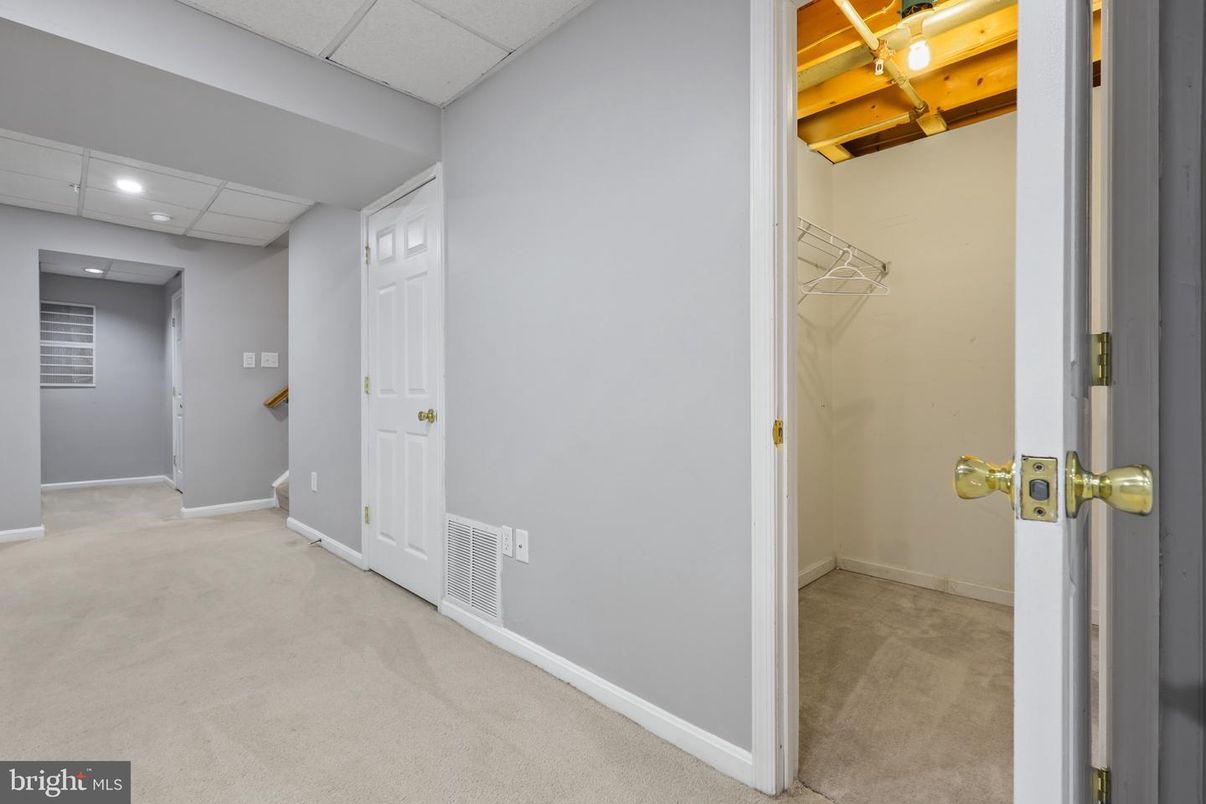 Empty room, Interior, Recessed Lighting