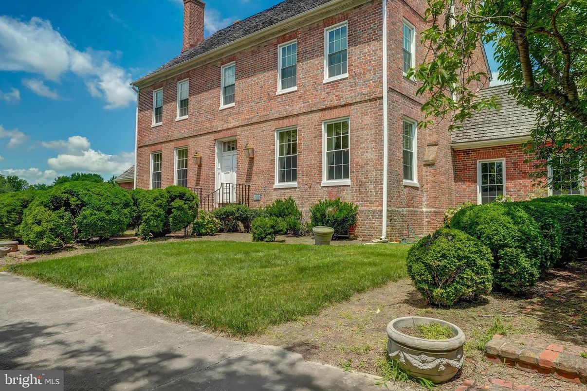 Exterior, Facade, Brick Facade, Georgian