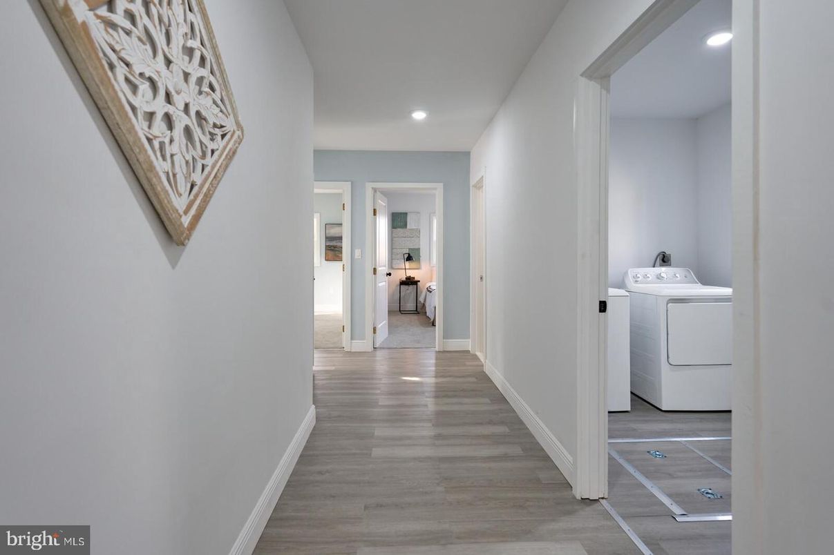 Interior, Recessed Lighting, Washer, Wood Texture Flooring
