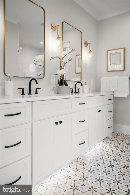 Bathroom, Dual Sink Vanities, Interior, Recessed Lighting