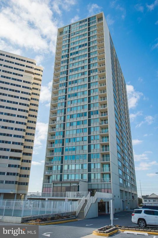 Exterior, Facade, Highrise
