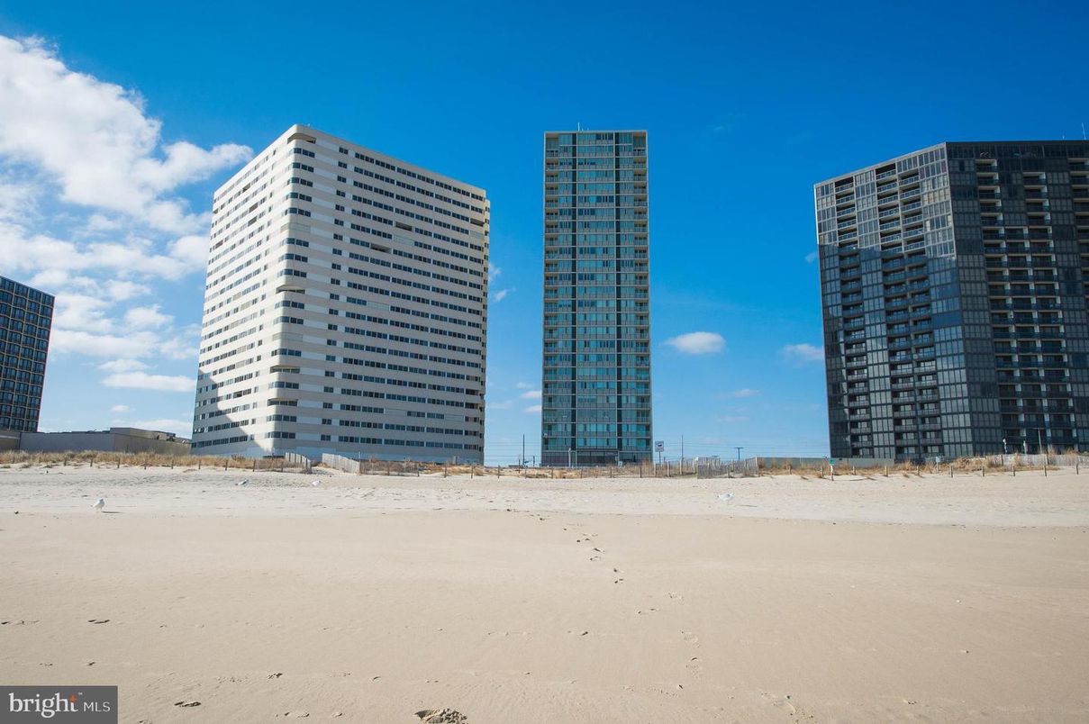 Exterior, Facade, Highrise