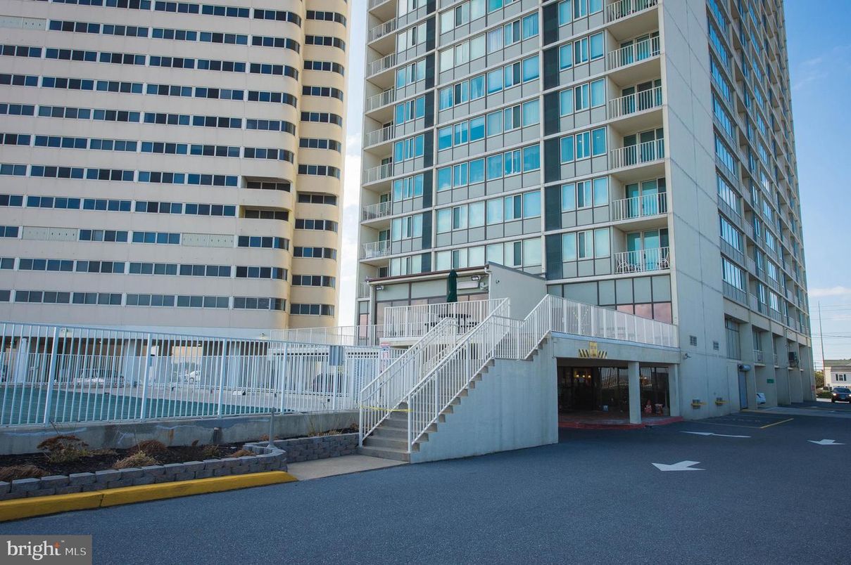 Exterior, Facade, Highrise