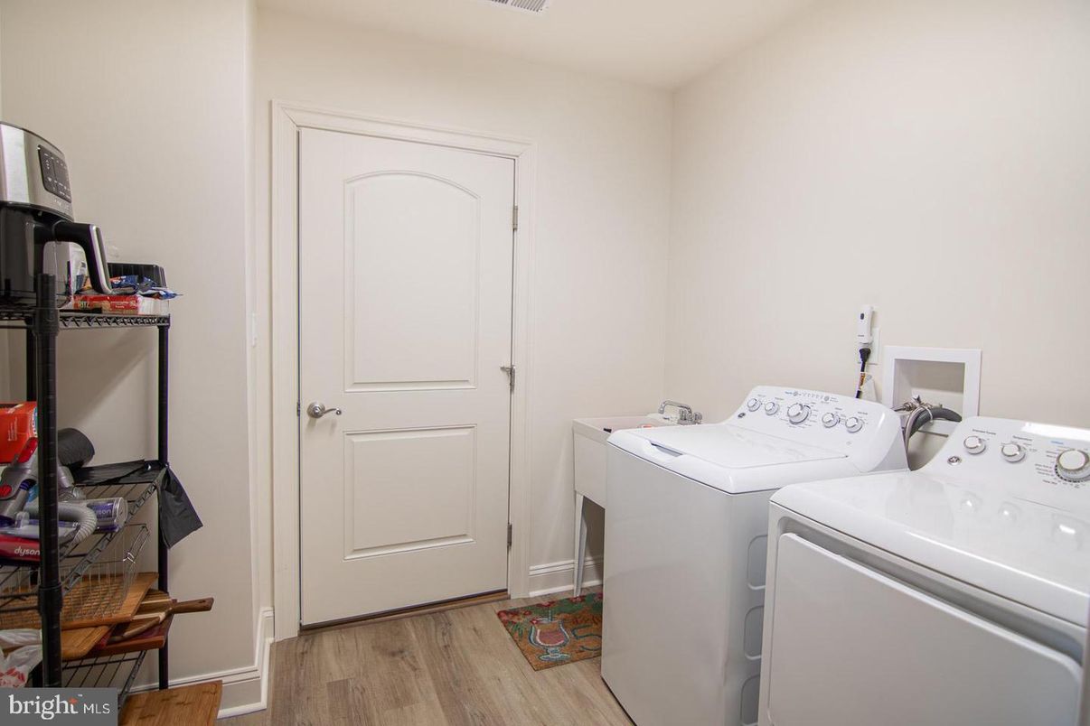 Interior, Washer, Wood Texture Flooring