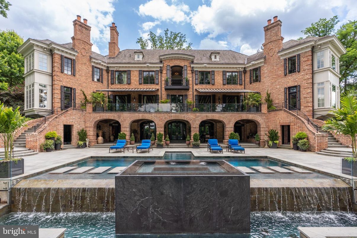 Exterior, Facade, Brick Facade, Pool, Rowhouse