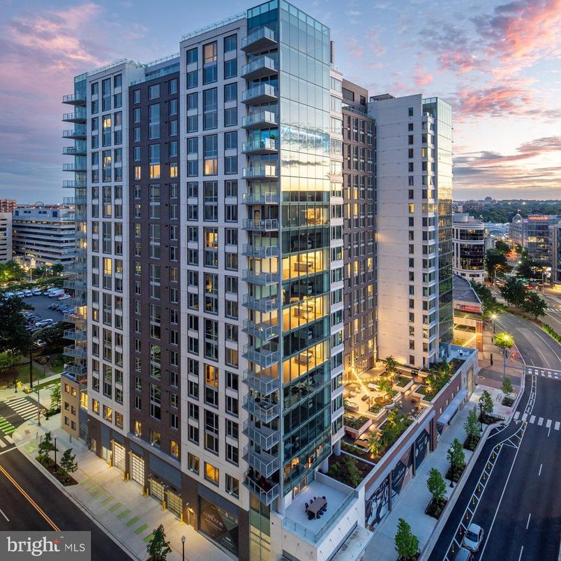 Exterior, Facade, Highrise