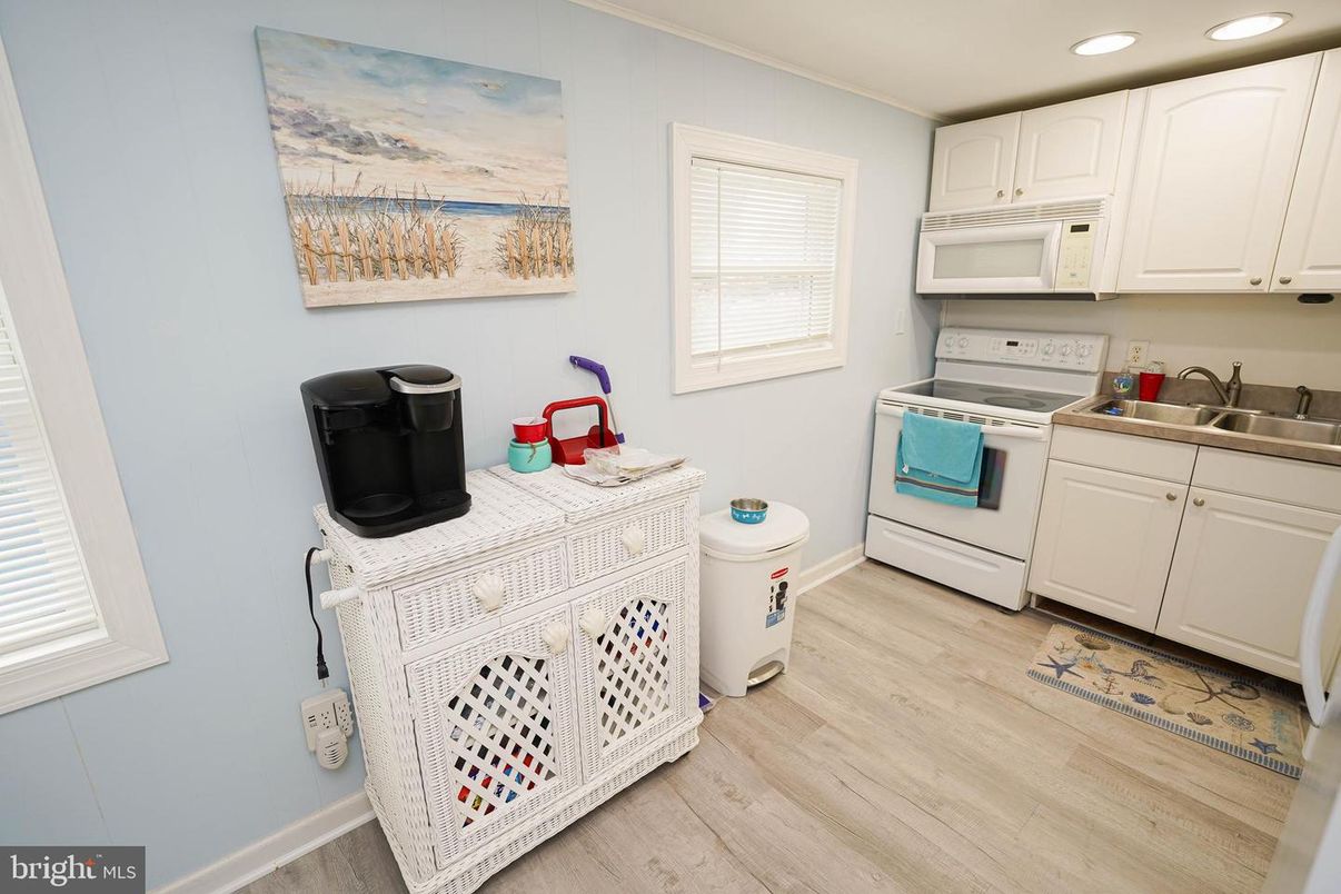Interior, Kitchen, Recessed Lighting, Washer, Wood Texture Flooring