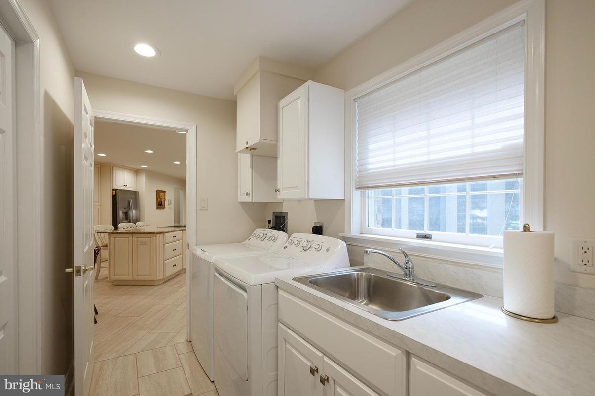 Interior, Recessed Lighting, Washer, Wood Texture Flooring