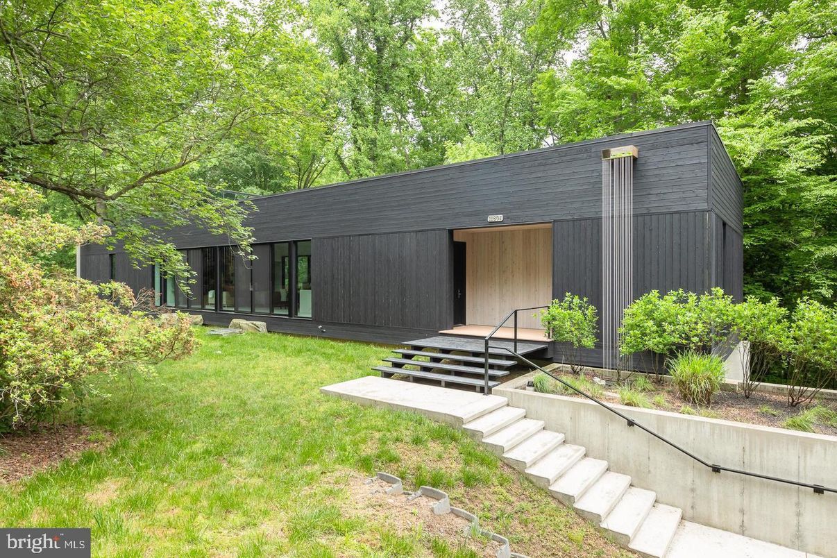 Backyard, Exterior, Facade, Modern