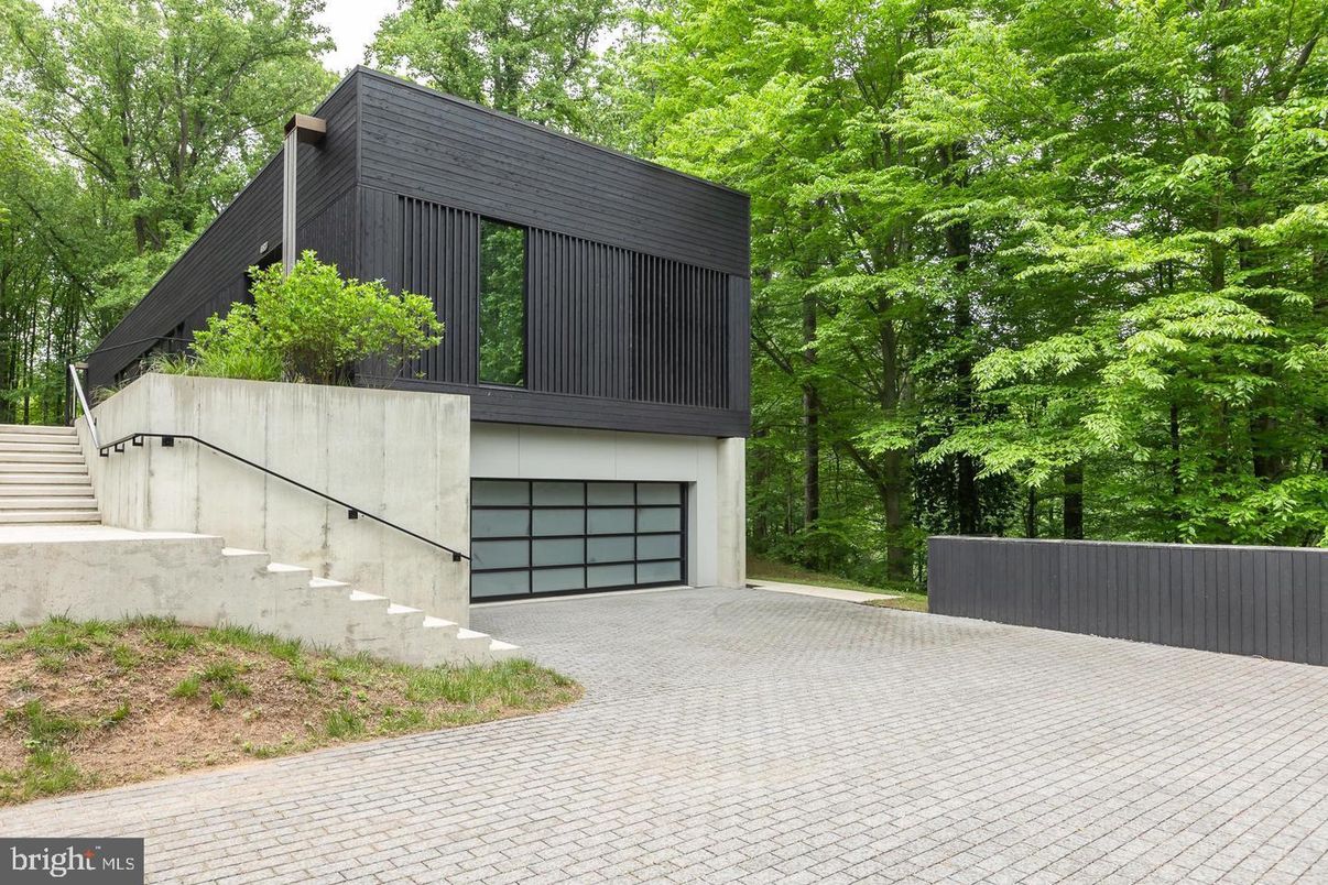 Attached, Exterior, Facade, None