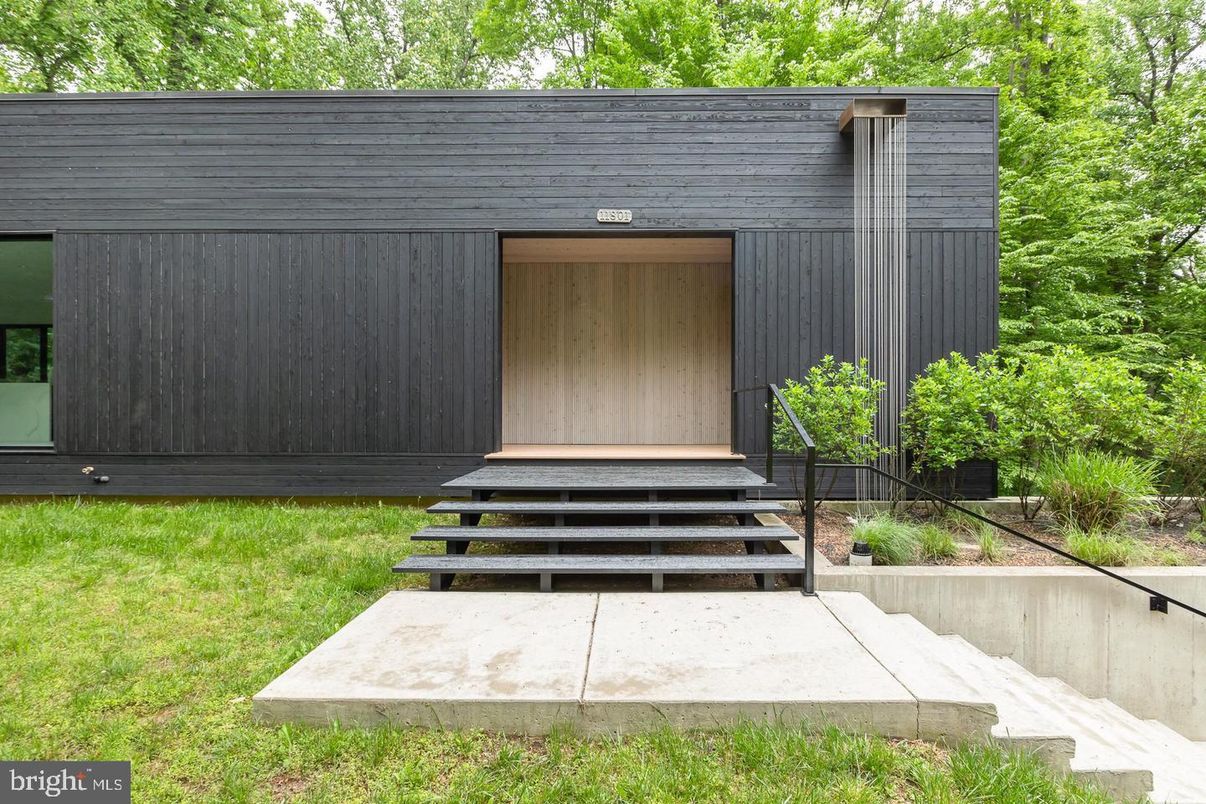 Exterior, Facade, Modern