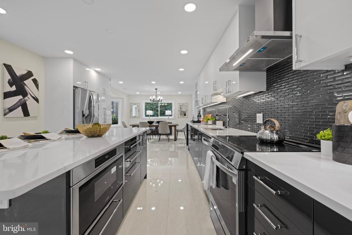 Dining room, Interior, Kitchen, Pendant Lights, Recessed Lighting, Stainless Steel Appliances