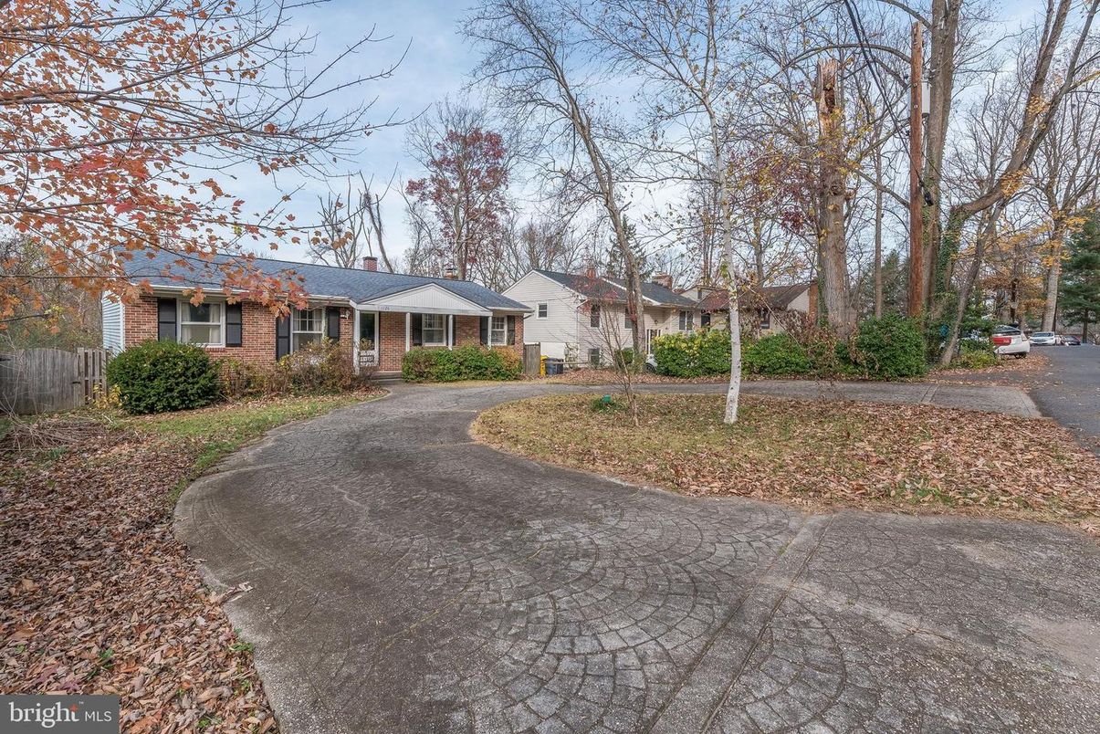 Backyard, Exterior, Facade, Brick Facade, Ranch