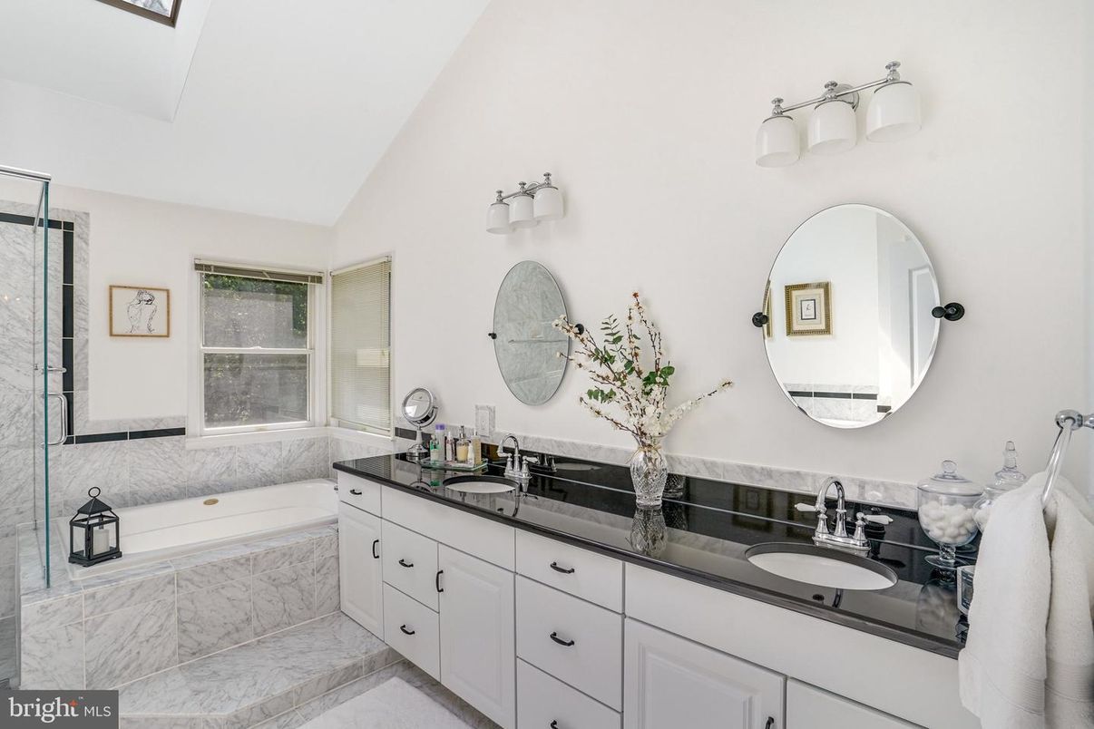Bathroom, Dual Sink Vanities, Interior