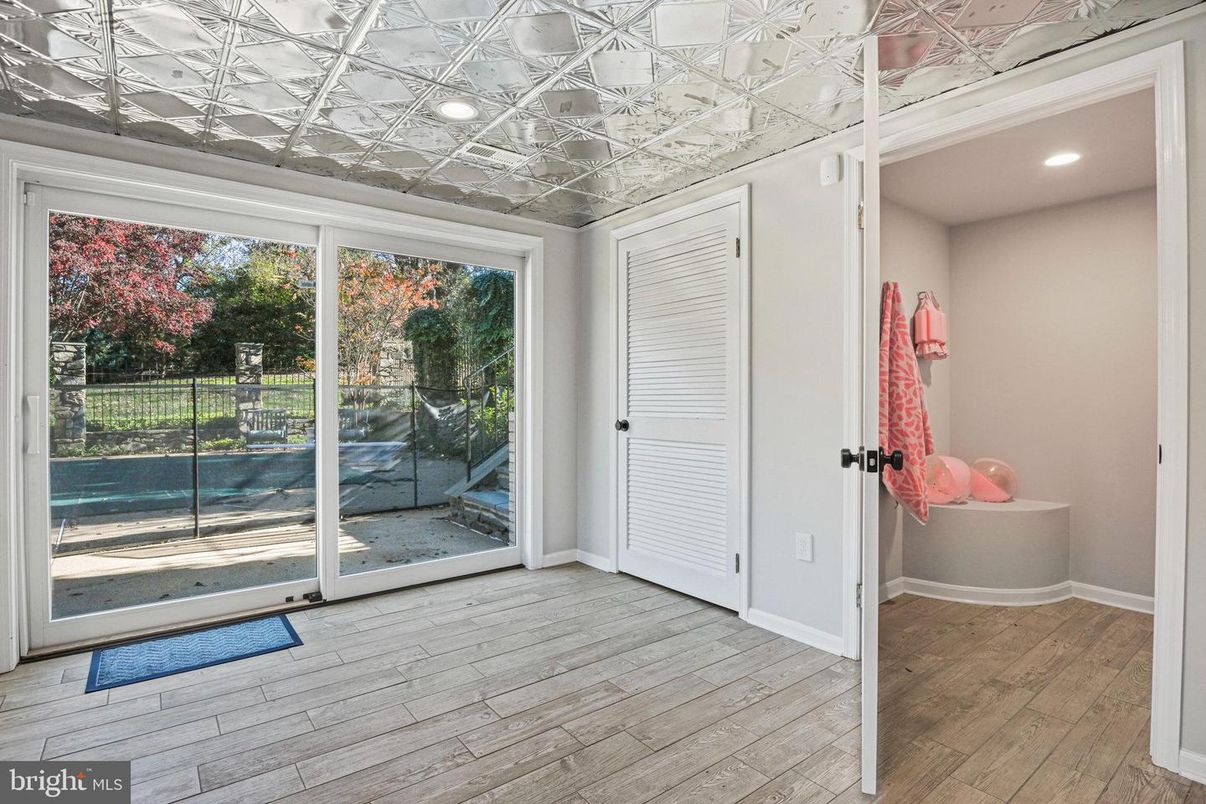 Interior, Recessed Lighting, Wood Texture Flooring