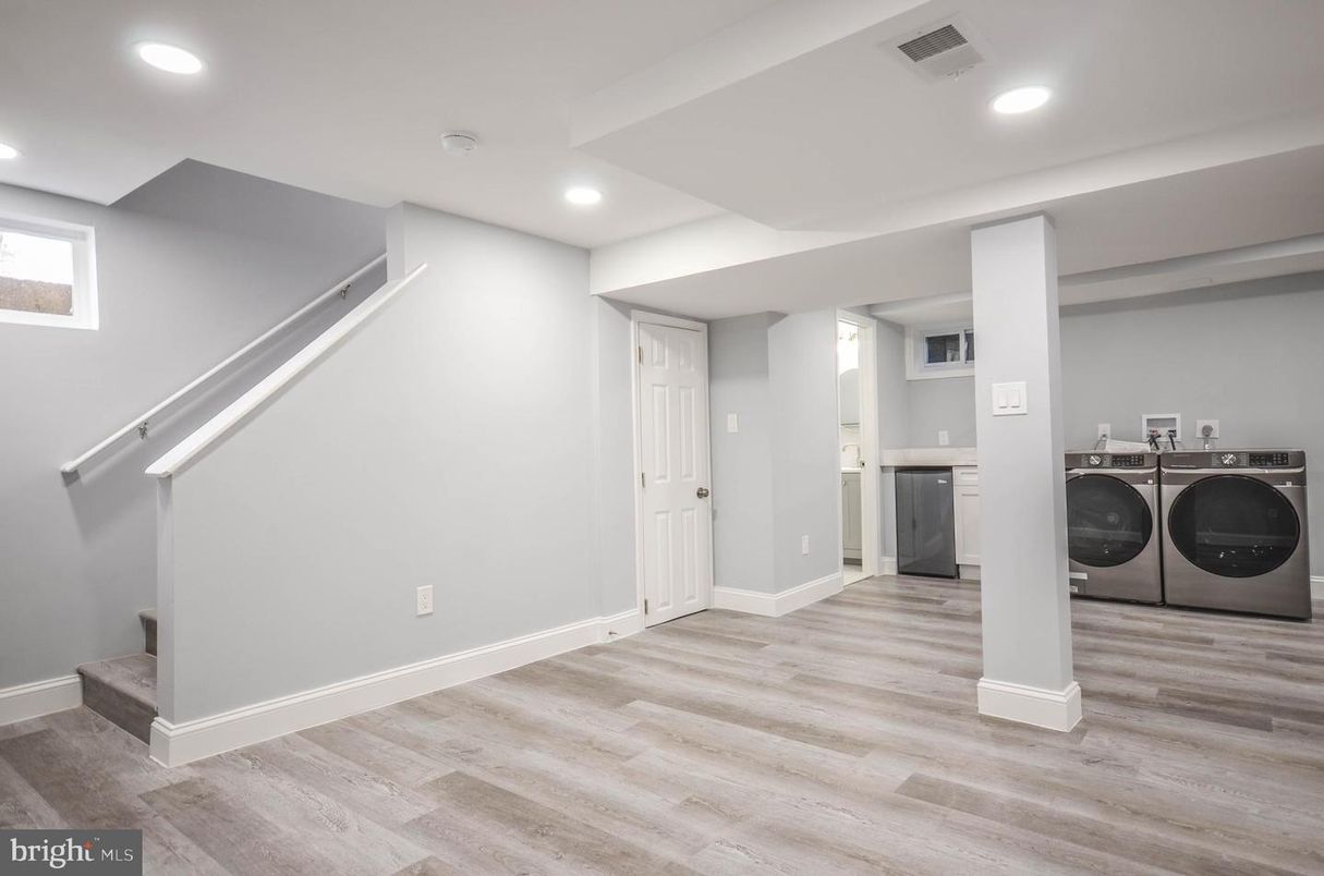 Interior, Recessed Lighting, Washer, Wood Texture Flooring