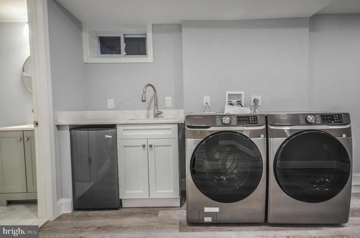 Interior, Washer, Wood Texture Flooring
