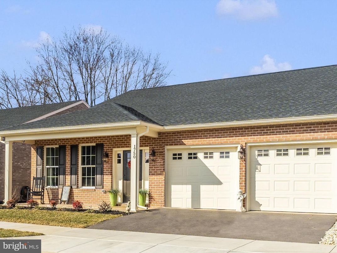 Attached, Exterior, Facade, Brick Facade, Ranch
