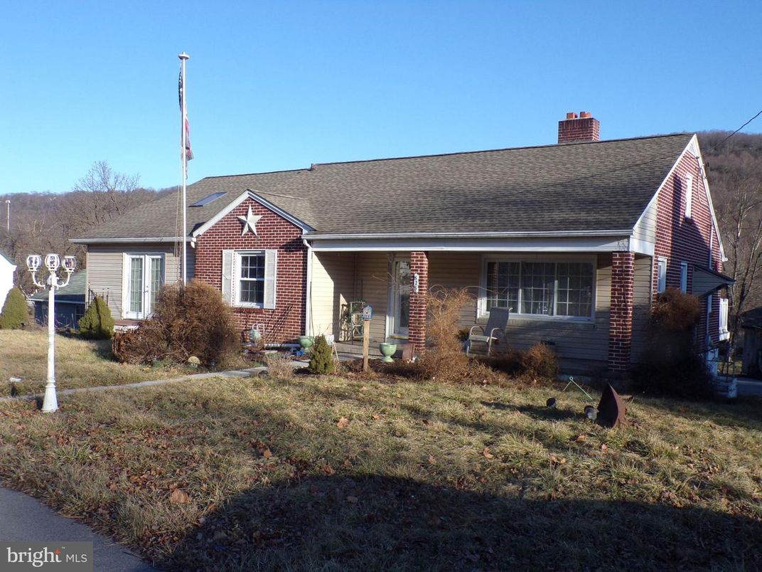 Exterior, Facade, Brick Facade, Cape Cod