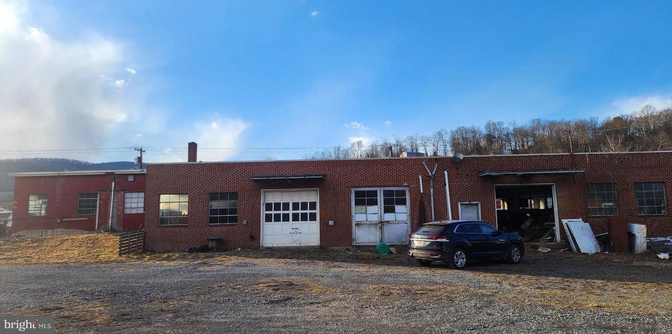 Attached, Exterior, Facade, Brick Facade, None