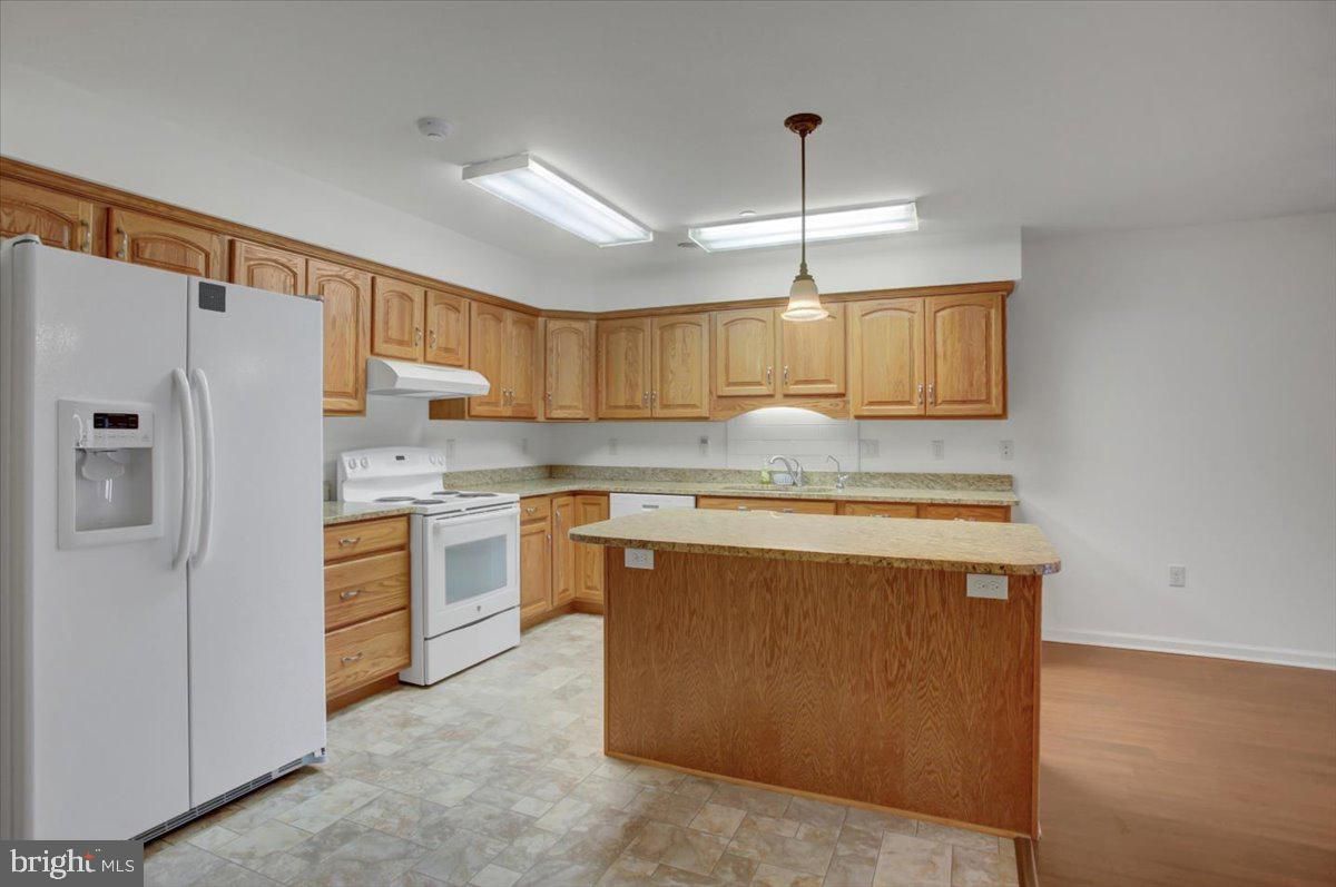 Interior, Kitchen, Pendant Lights, Wood Texture Flooring