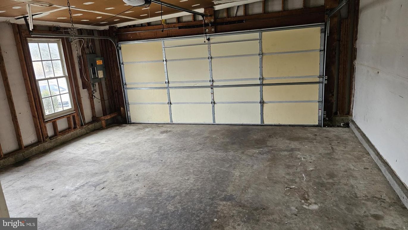 Garage, Interior, Wooden Beams