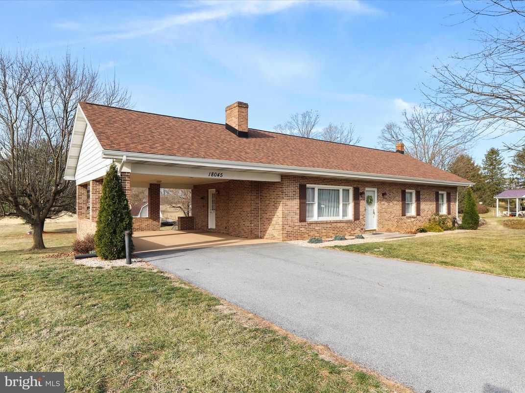 Exterior, Facade, Brick Facade, Cape Cod
