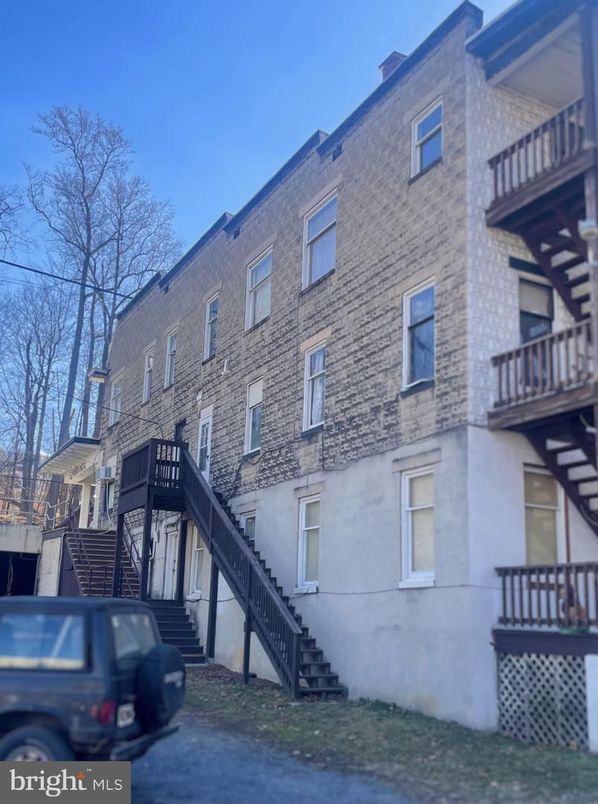 Exterior, Facade, Rowhouse