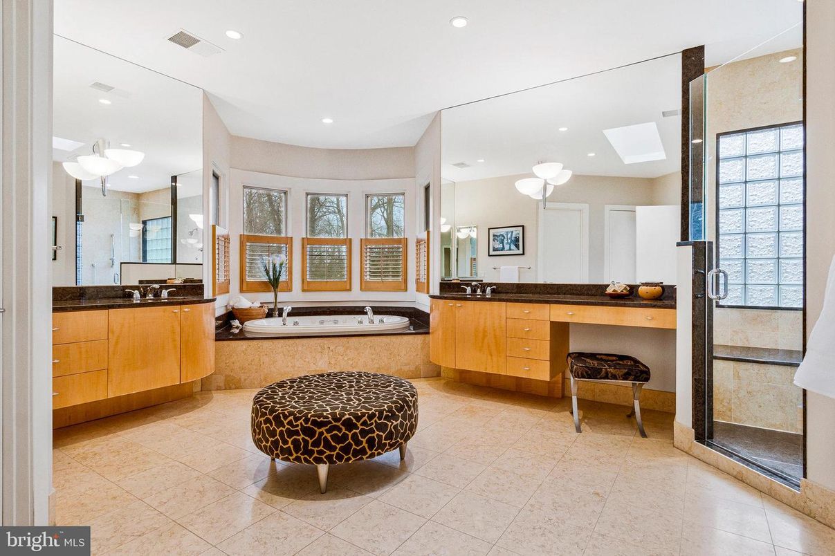 Bathroom, Dual Sink Vanities, Interior, Recessed Lighting