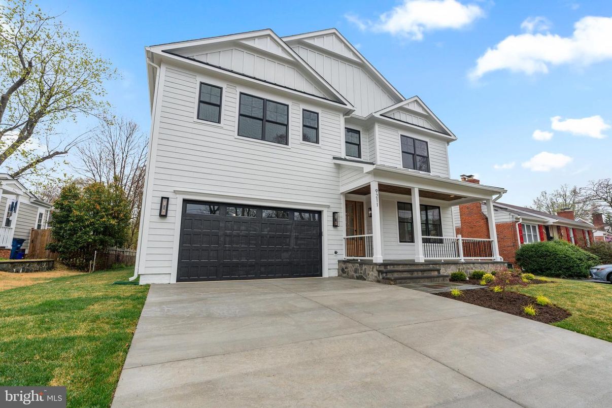 Attached, Exterior, Facade, Farmhouse