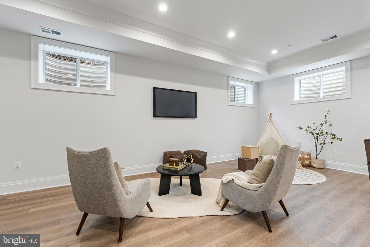Interior, Recessed Lighting, Wood Texture Flooring