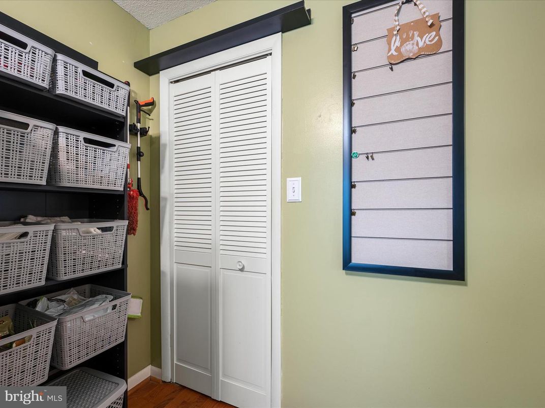 Interior, Utility Closets, Washer, Wood Texture Flooring