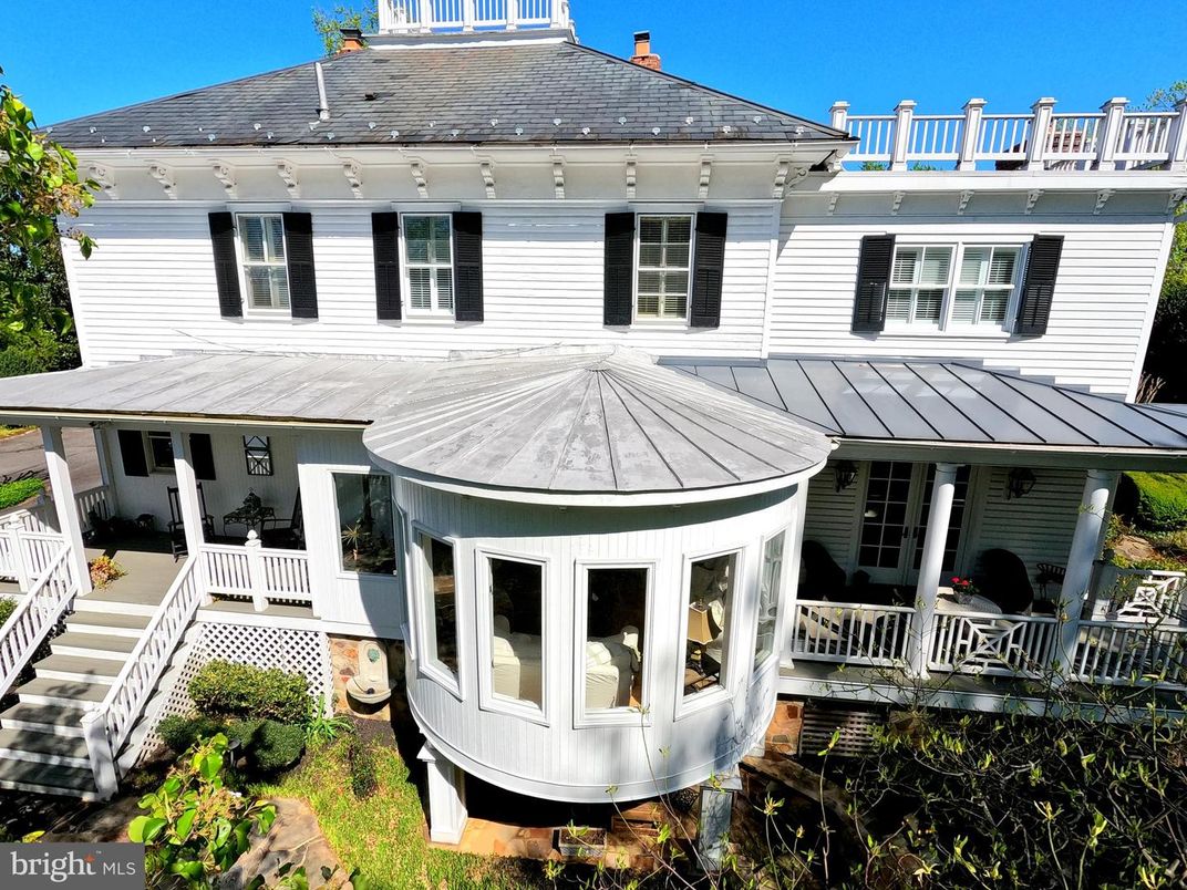 Exterior, Facade, Queen Anne Victorian