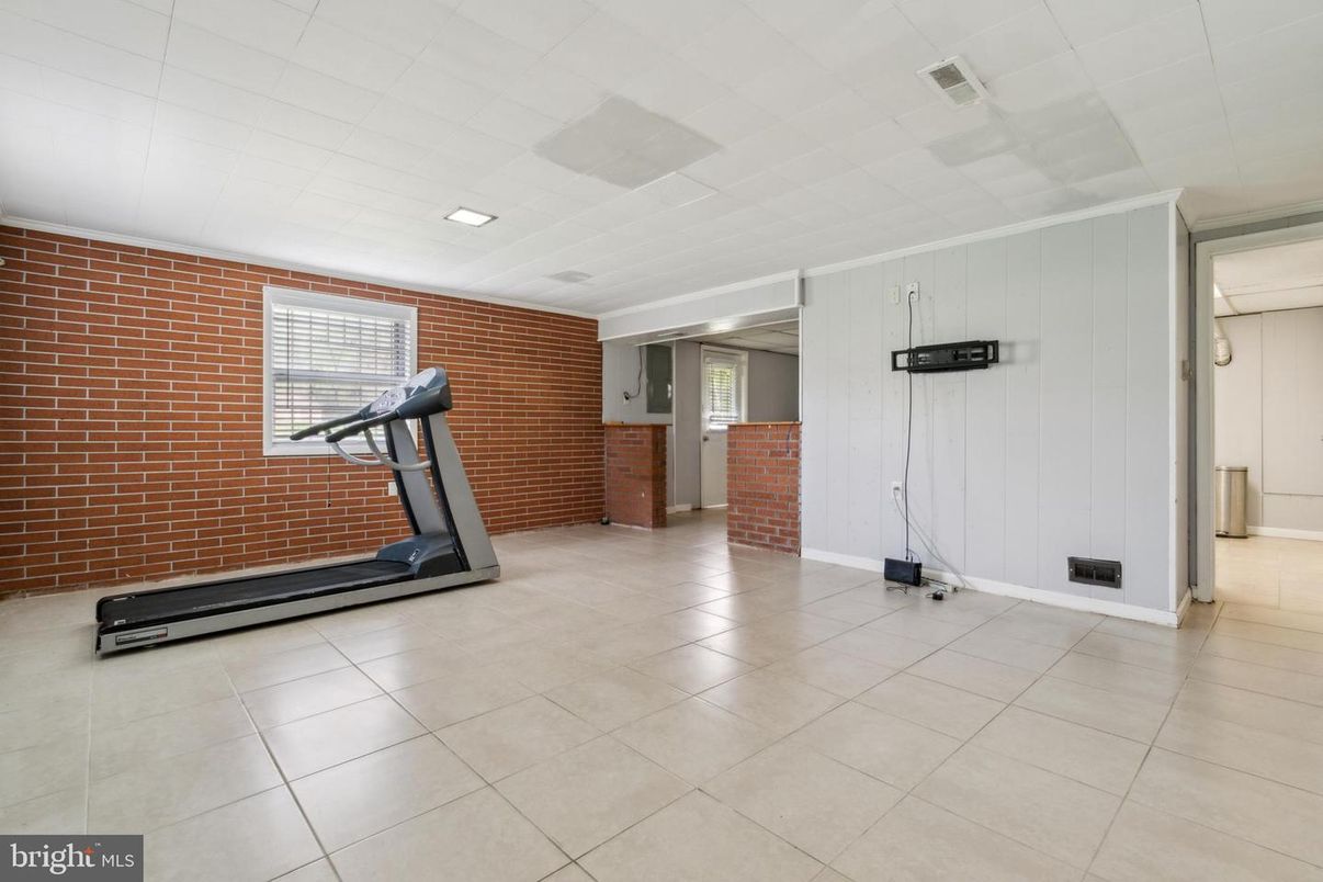 Fitness Equipment, Interior, Recessed Lighting, Stone Walls