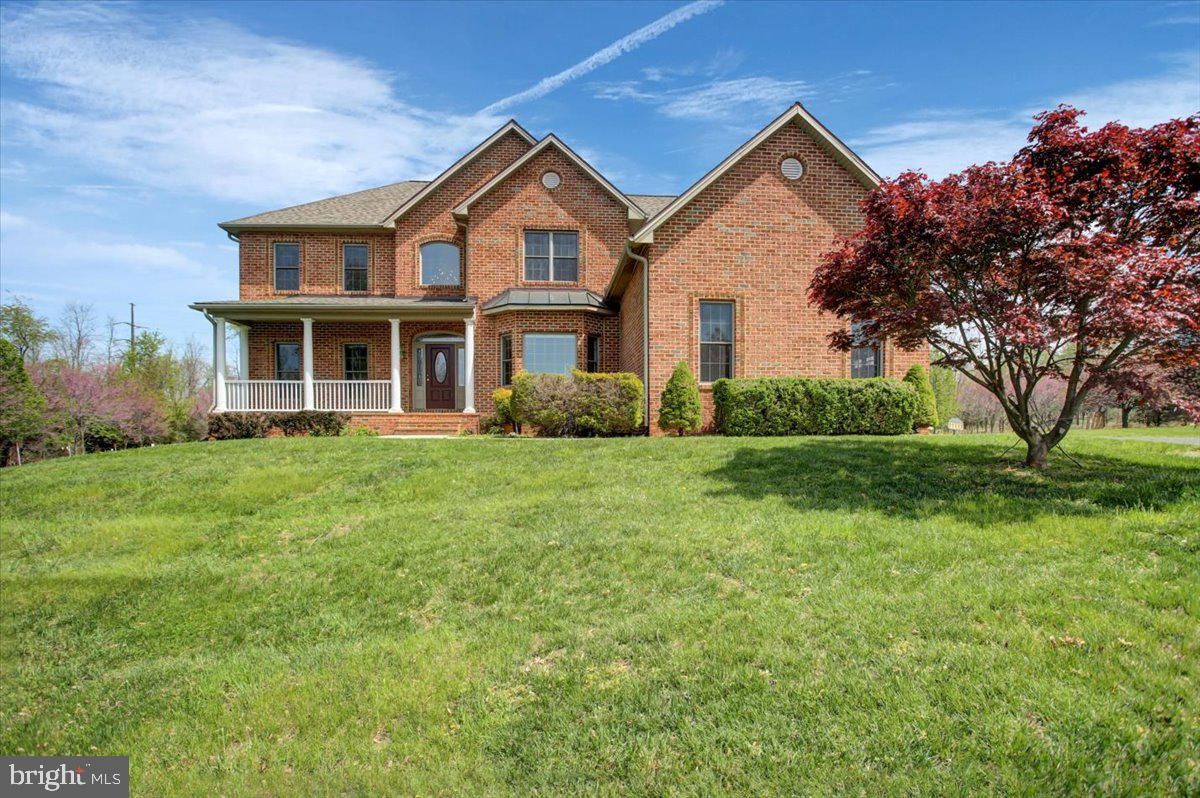 Backyard, Exterior, Facade, Brick Facade, Brick Traditional