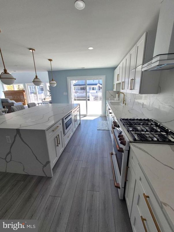 Interior, Kitchen, Pendant Lights, Recessed Lighting, Wood Texture Flooring