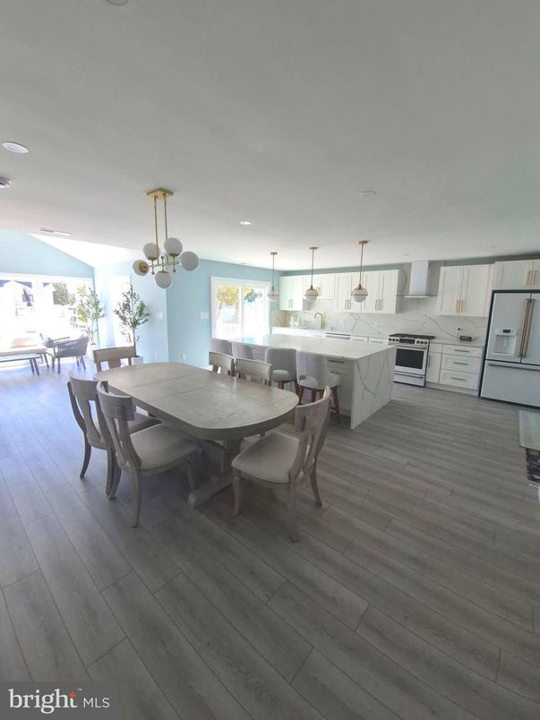 Dining room, Interior, Kitchen, Pendant Lights, Recessed Lighting, Wood Texture Flooring