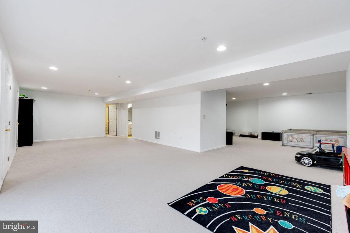 Empty room, Interior, Recessed Lighting