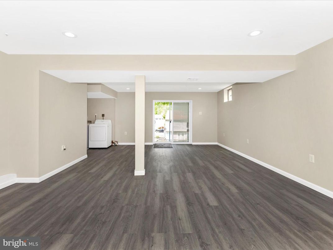 Empty room, Interior, Recessed Lighting, Washer, Wood Texture Flooring