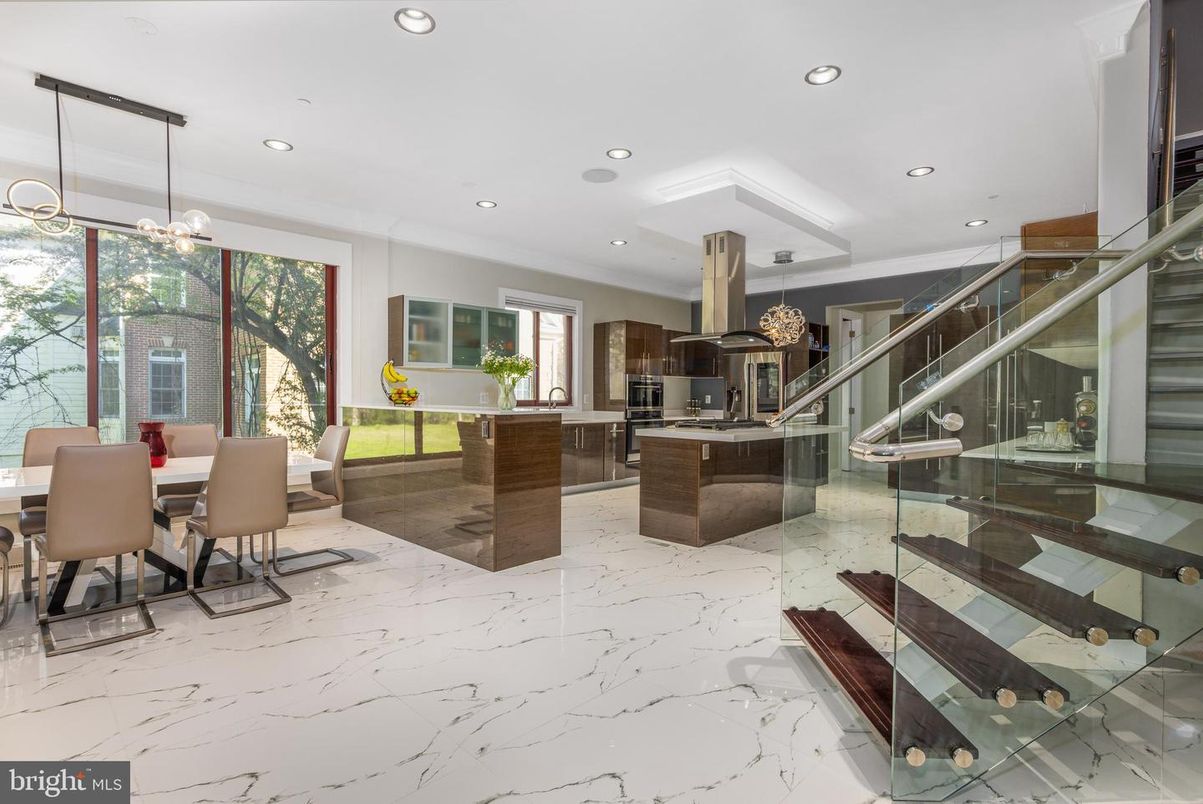 Chandelier, Dining room, Interior, Kitchen, Marble, Pendant Lights, Recessed Lighting, Stainless Steel Appliances
