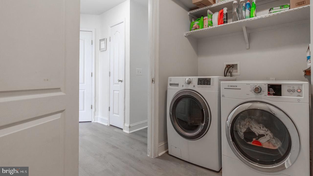 Interior, Utility Closets, Washer, Wood Texture Flooring