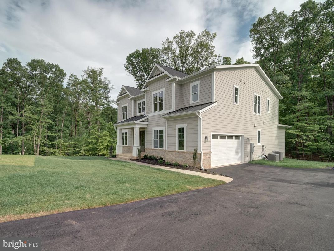 Attached, Exterior, Facade, Farmhouse