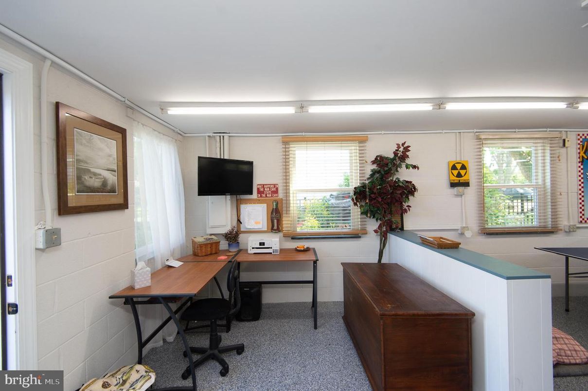 Home Office, Interior