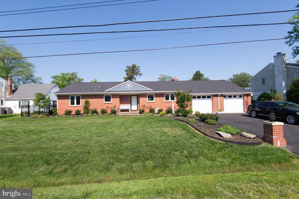 Attached, Exterior, Facade, Brick Facade, Cape Cod