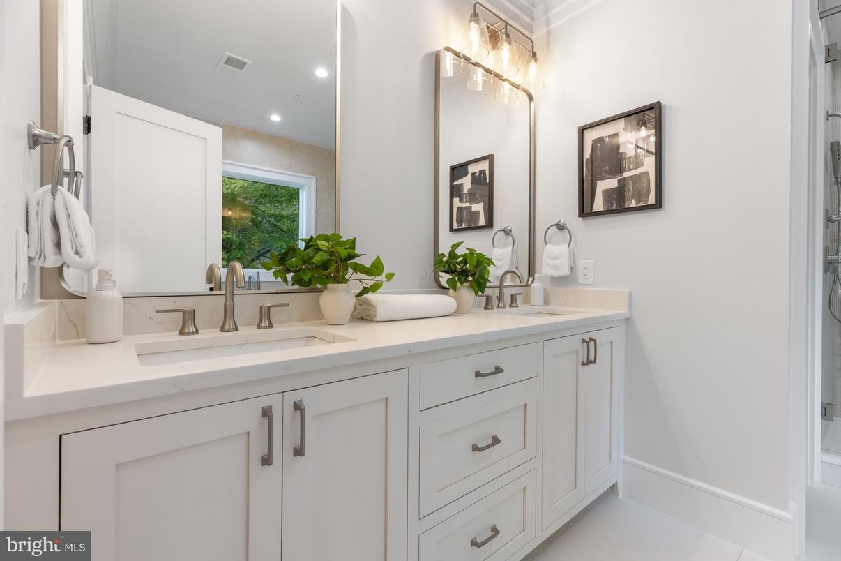Bathroom, Dual Sink Vanities, Interior, Recessed Lighting