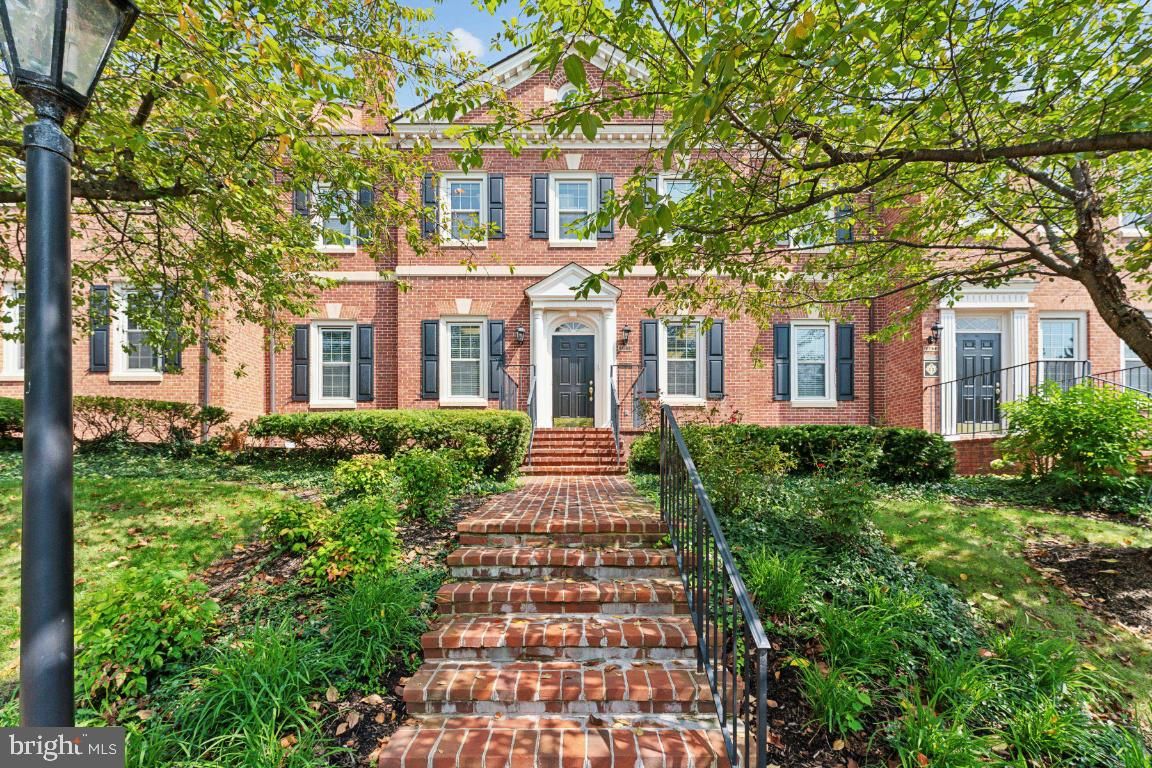 Exterior, Facade, Brick Facade, Georgian