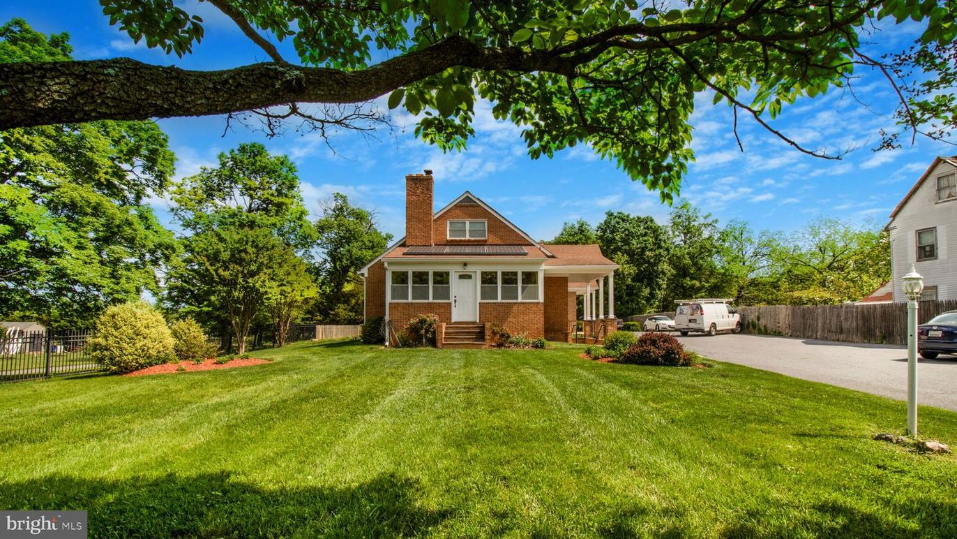 Backyard, Exterior, Facade, Brick Facade, Queen Anne Victorian